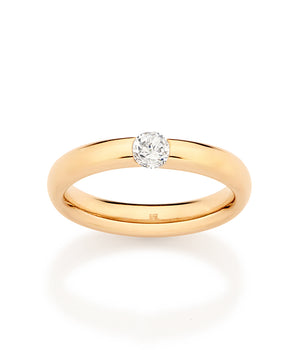 GOLD CENTRAL STONE WEDDING BAND
