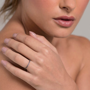 BLACK RHODIUM STUDDED SKINNY RING IN PURPLE