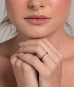 BLACK RHODIUM STUDDED SKINNY RING IN BLUE