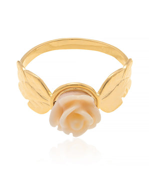 GOLD RING WITH RESIN FLOWER.
