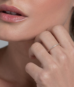GOLD STUDDED SKINNY RING IN WHITE