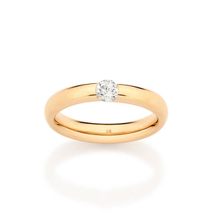 GOLD CENTRAL STONE WEDDING BAND