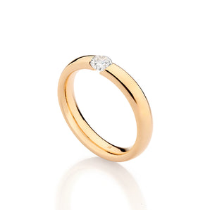GOLD CENTRAL STONE WEDDING BAND