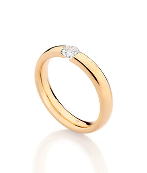 GOLD CENTRAL STONE WEDDING BAND