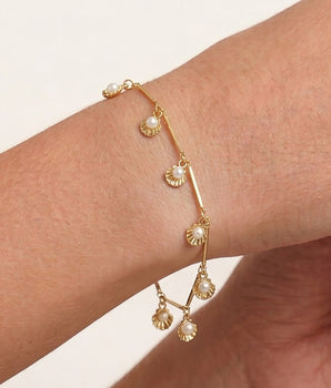 18K GOLD PLATED SHELL BRACELET WITH SYNTHETIC PEARLS