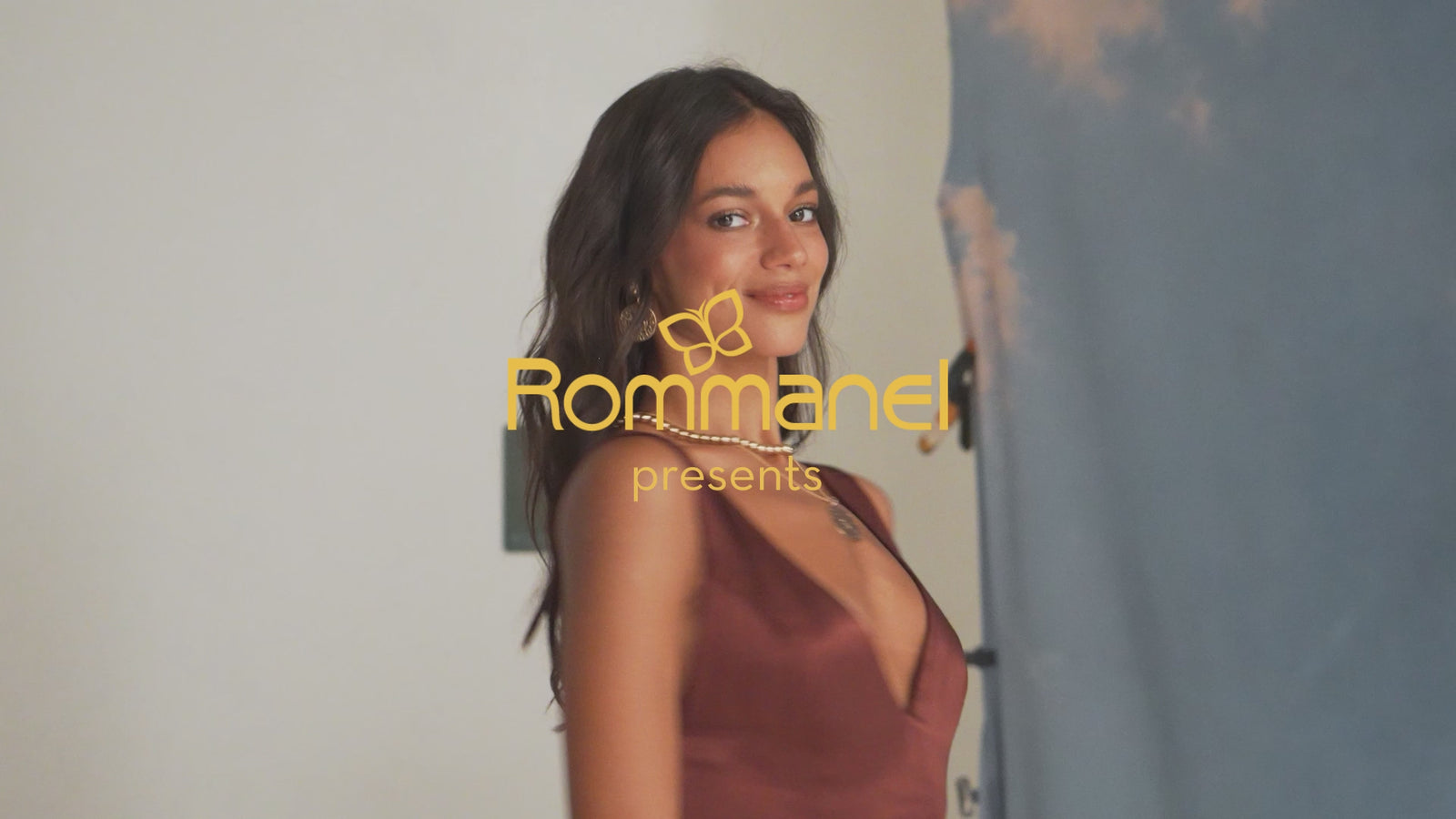 Promotional video for the “Brasilidades” collection, part of the Brazilian Essence collection. The video features Brazilian digital influencer and model Alane Dias. She is wearing several pieces of jewelry that symbolize Brazil. The video includes behind-the-scenes footage, frequent scene changes, professionals taking photos and filming, vibrant colors that reference the country’s national colors—green, yellow, and blue—pieces from the collection, and more.